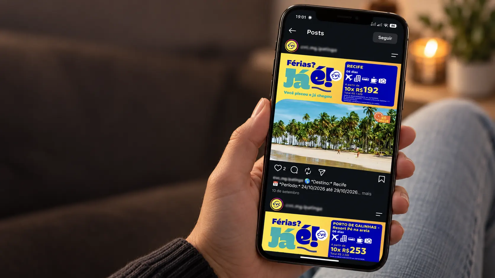 Celular mostrando uma publicação no Instagram de uma franquia CVC Viagens, com o logo da CVC no perfil