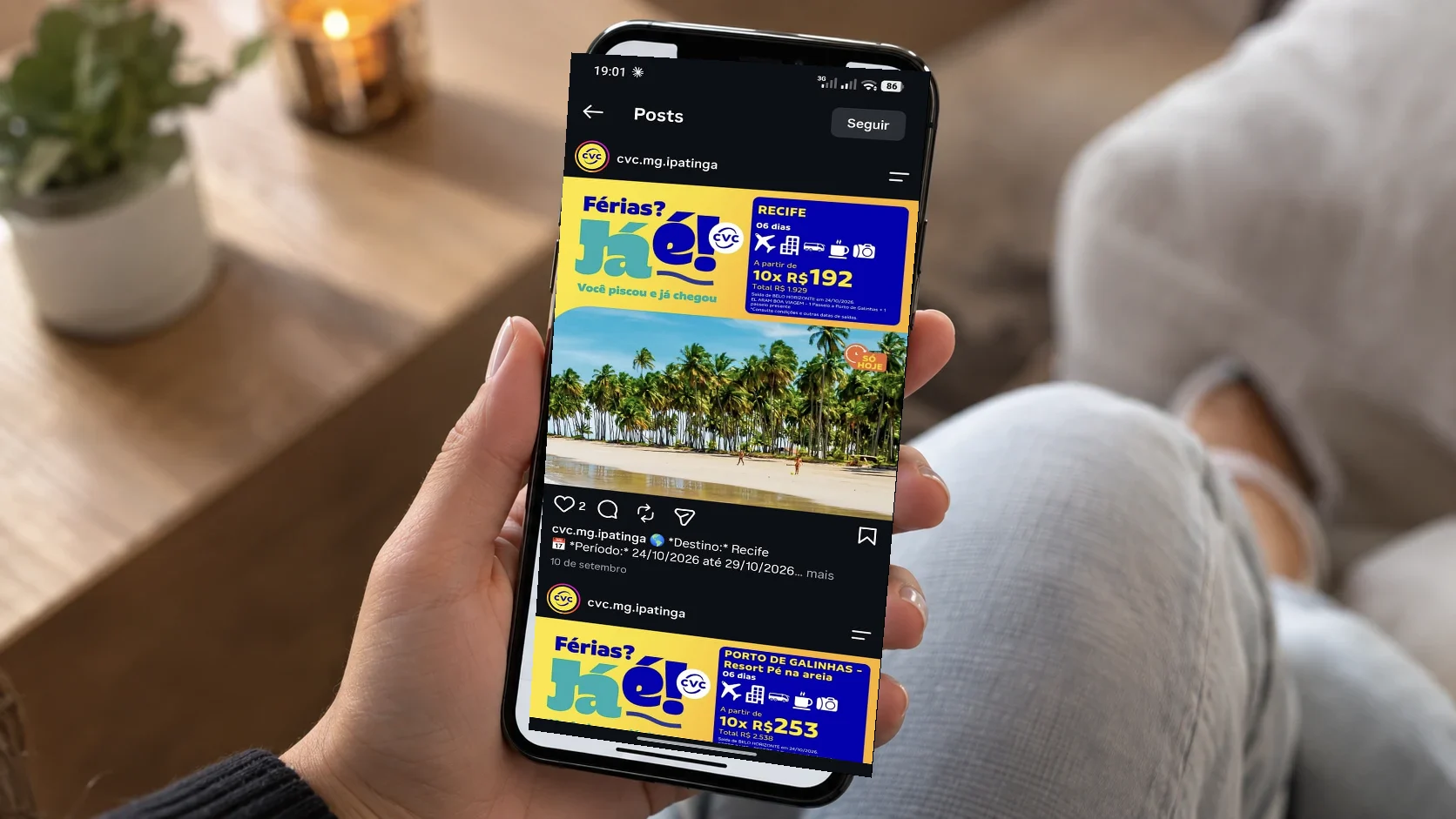 Celular mostrando uma publicação no Instagram de uma franquia CVC Viagens, com o logo da CVC no perfil