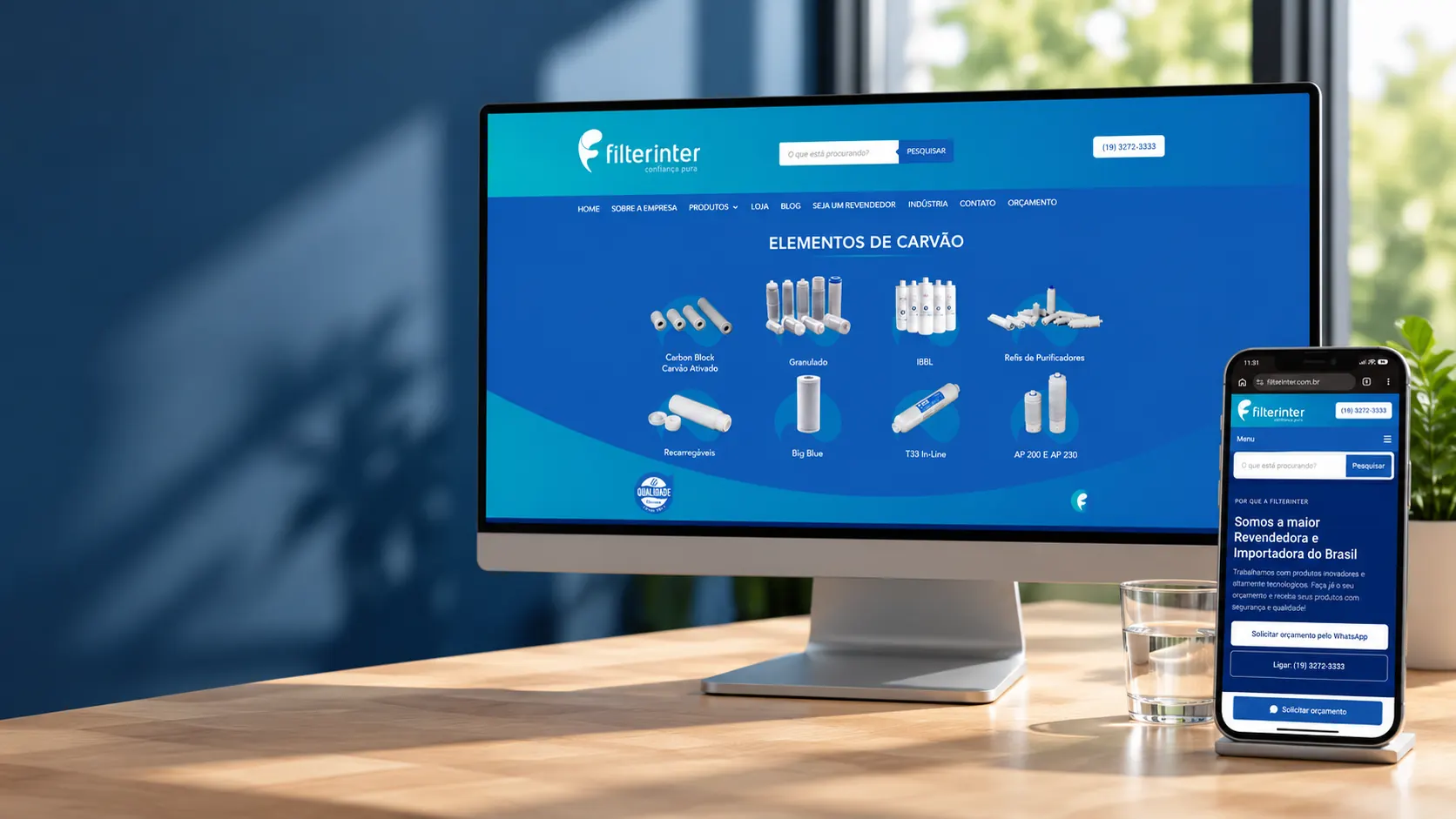 Mockup do novo site da Filterinter em um monitor e em um celular, sobre uma mesa de escritório com um copo de água