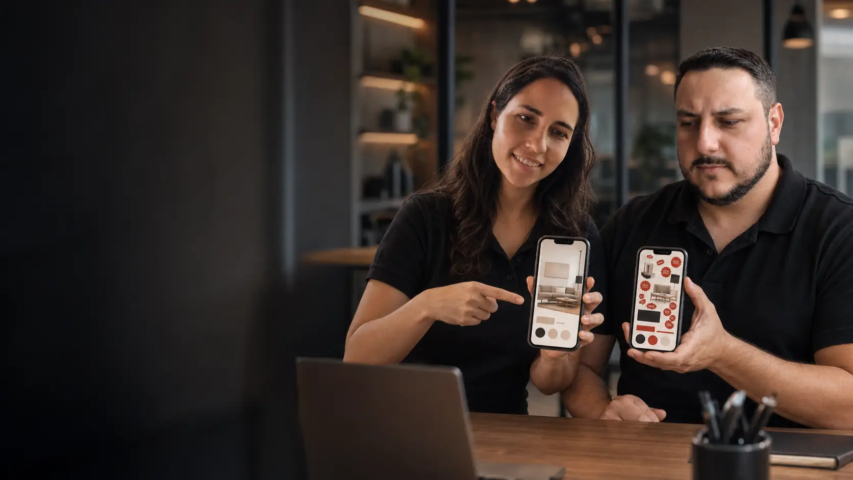Lari e Léo comparando dois anúncios verticais em dois celulares, um limpo e outro cheio de selos vermelhos de urgência
