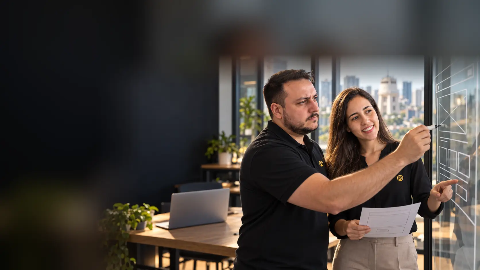 Léo apresentando o design de um site profissional para a Lari
