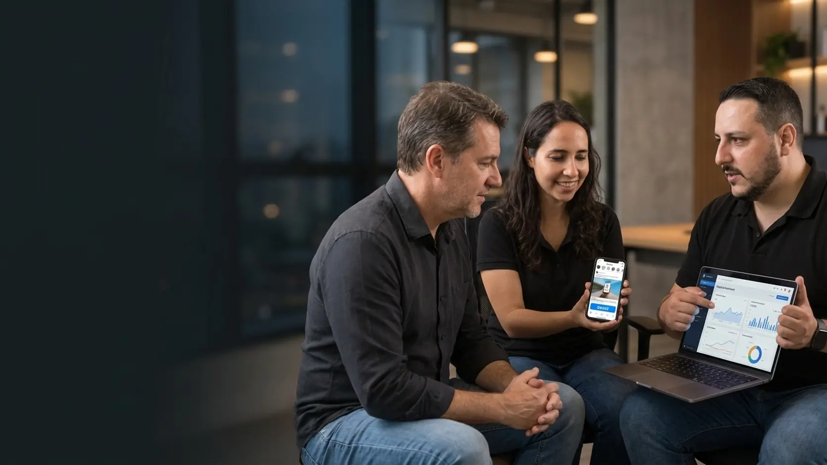 Lari mostrando um post no celular e Léo um painel de anúncios no notebook para um empresário