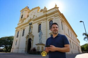 Dono de comércio em Monte Mor gravando conteúdo perto da Igreja Matriz Nossa Senhora do Patrocínio