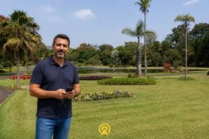 Filmmaker mobile presencial gravando conteúdo para loja física em Nova Odessa, com o Jardim Botânico Plantarum ao fundo